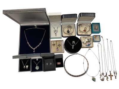 Lot 972 - Group of silver and white metal jewellery