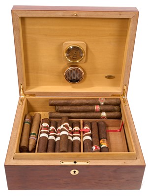 Lot 906 - Contemporary Humidif wooden cigar humidor with fitted interior