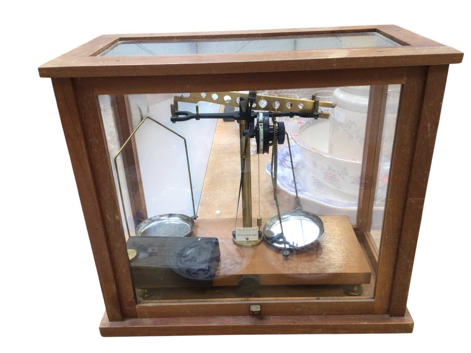 Side Glass Scale Lot 5105 - Set of glass cased scientific scales with