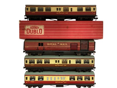 Lot 1763 - Hornby Dublo OO Gauge tin plate carriages, including three restaurant cars and TPO Mail Van, all loose (14)