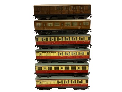 Lot 1764 - Hornby OO Gauge tin plate carriages, all loose (19)