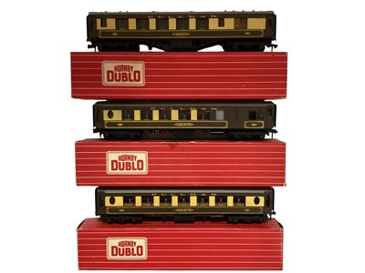 Lot 1765 - Hornby Dublo OO Gauge Pullman Aries & Car No.74 & 79 with plastic coach work, boxed, plus Trix Pullman tin plate carriages and others (1 box)