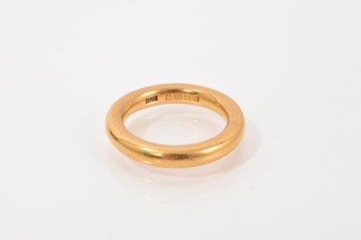 Lot 674 - Heavy 22ct gold wedding ring