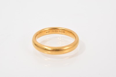 Lot 675 - Heavy 22ct gold wedding ring