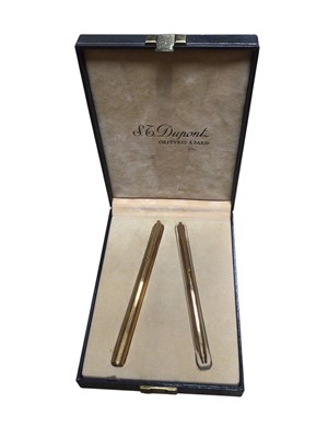 Lot 2923 - Dupont Gatsby set gold plated fountain and rollerball pen in original visited Dupont box, fountain pen ref: 54KDK88 with 18ct gold nib, rollerball pen 54KAU29 (2)