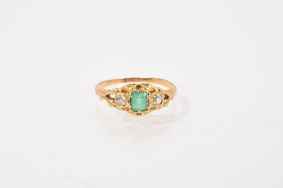 Lot 688 - Victorian emerald and diamond ring
