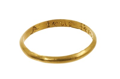 Lot 694 - 17th / 18th century yellow metal posy ring, inside the shank engraved 'A true friends gift'. Ring size M