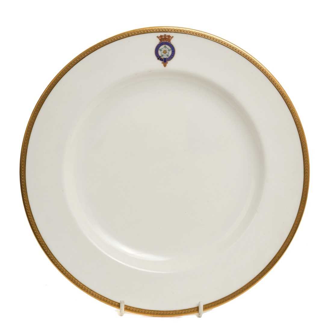 Lot 37 - T.R.H. The Duke and Duchess of York (later T.M. King George V and Queen Mary) fine Wedgwood dinner plate