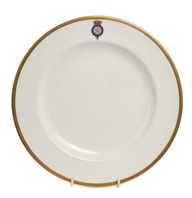 Lot 37 - T.R.H. The Duke and Duchess of York (later T.M. King George V and Queen Mary) fine Wedgwood dinner plate