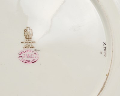 Lot 37 - T.R.H. The Duke and Duchess of York (later T.M. King George V and Queen Mary) fine Wedgwood dinner plate