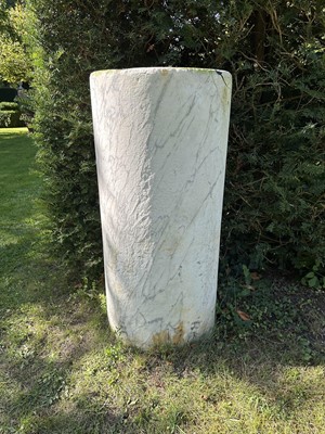 Lot 1947 - Pair of impressive 18th / early 19th century white marble columns, 40.5cm diameter x 86cm high