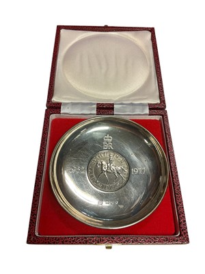 Lot 60 - Elizabeth II Silver Jubilee 1952 - 1977 silver dish, no. 565, in fitted case