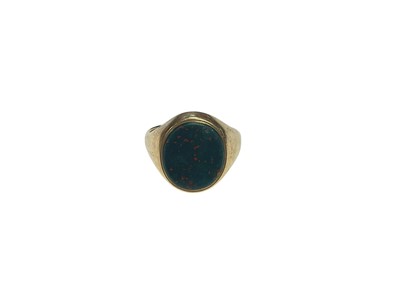 Lot 99 - 9ct gold signet ring with an oval bloodstone panel (Birmingham 1976)