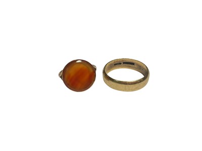 Lot 97 - Circular agate panel ring in 9ct gold setting with split shoulders, size P½ and a 9ct gold wedding ring (Birmingham 1972), size V½