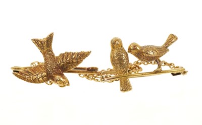 Lot 600 - Late Victorian 15ct gold novelty brooch with birds
