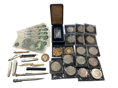 Lot 919 - Silver and mother of pearl fruit knives, other penknives, 9ct gold mounted cheroot holder, propelling pencils, commemorative crowns, one pound notes and a Ronson lighter in fitted case