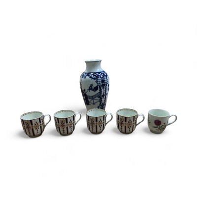 Lot 5026 - Worcester blue and white 'Telephone Box' pattern vase, circa 1770, 21.5cm high, together with a Worcester polychrome coffee cup and four blue and gilt ribbed cups (6)