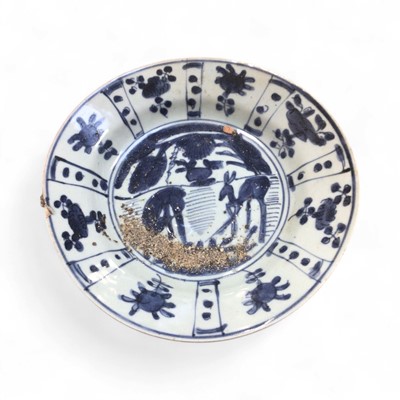 Lot 5025 - 17th century Chinese blue and white Kraak dish painted with deer, with kiln sand to glaze, 21cm diameter