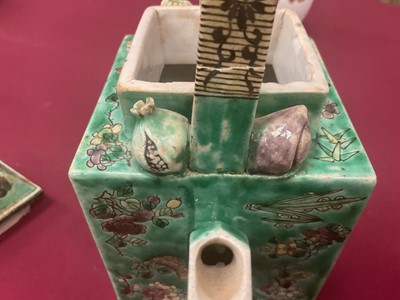 Lot 53 - Chinese famille verte tea kettle and cover, Kangxi
