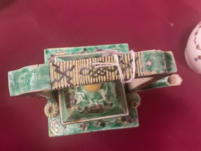 Lot 53 - Chinese famille verte tea kettle and cover, Kangxi