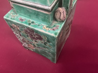 Lot 53 - Chinese famille verte tea kettle and cover, Kangxi