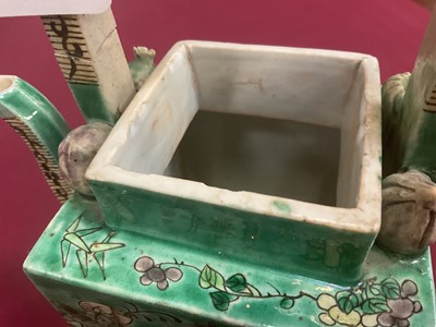 Lot 53 - Chinese famille verte tea kettle and cover, Kangxi