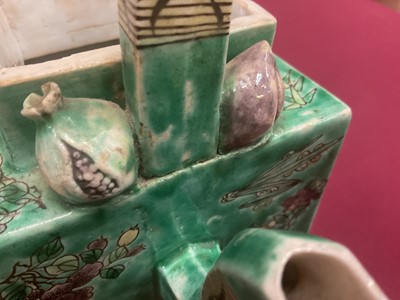 Lot 53 - Chinese famille verte tea kettle and cover, Kangxi