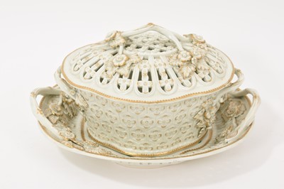 Lot 268 - Worcester chestnut basket, cover and stand, decorated in gilt, circa 1770