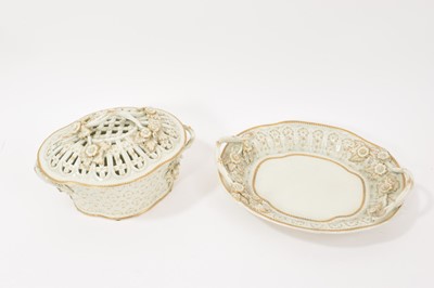 Lot 65 - Worcester chestnut basket, cover and stand, decorated in gilt, circa 1770