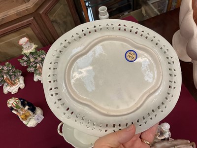 Lot 65 - Worcester chestnut basket, cover and stand, decorated in gilt, circa 1770