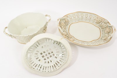 Lot 65 - Worcester chestnut basket, cover and stand, decorated in gilt, circa 1770