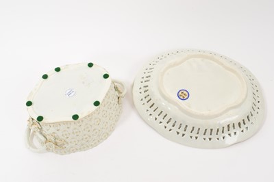 Lot 65 - Worcester chestnut basket, cover and stand, decorated in gilt, circa 1770