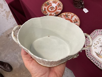 Lot 65 - Worcester chestnut basket, cover and stand, decorated in gilt, circa 1770