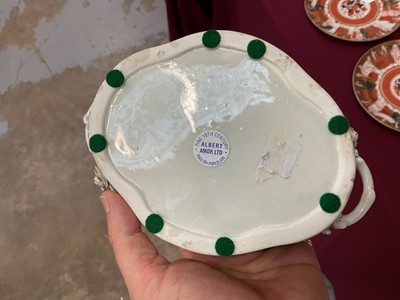 Lot 65 - Worcester chestnut basket, cover and stand, decorated in gilt, circa 1770