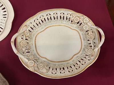 Lot 65 - Worcester chestnut basket, cover and stand, decorated in gilt, circa 1770