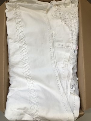 Lot 5136 - Box of antique and vintage linens to include a worked lace tablecloth etc