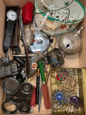 Lot 942 - Small group of vintage costume jewellery, silver handled shoe horn, Timex wristwatch and sundry items