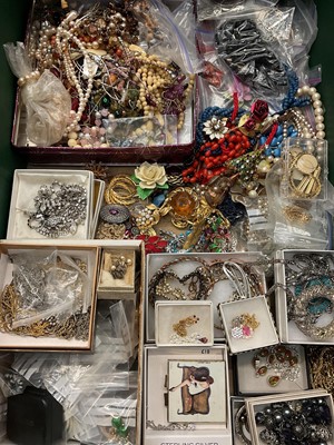 Lot 997 - Quantity of vintage costume jewellery including some silver jewellery, various bead necklaces, brooches, earrings etc