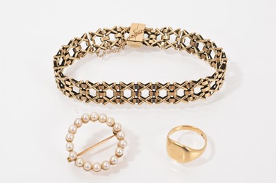 Lot 733 - 1940s 18ct gold signet ring (London 1940), size F½, 9ct gold fancy link bracelet and a 9ct gold seed pearl wreath brooch (3)
