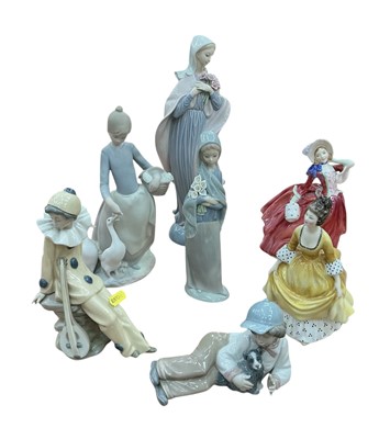 Lot 436 - Group of Lladro, Nao and Royal Doulton figures (7)