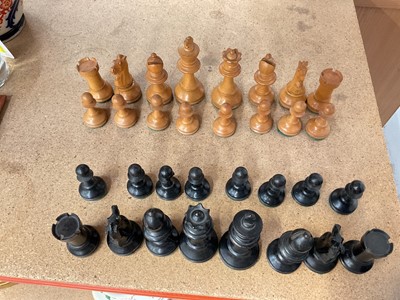 Lot 67 - Victorian Staunton pattern turned wooden chess set in box