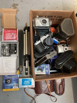 Lot 316 - Vintage cameras, lenses, binoculars and accessories (1 box)