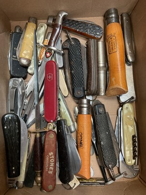 Lot 324 - Collection of penknives and similar items