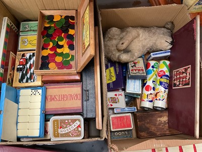 Lot 333 - Group of vintage toys and games