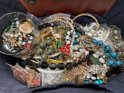 Lot 1025 - Quantity of vintage costume jewellery to include loose amber beads