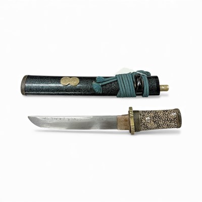 Lot 855 - Old Japanese tanto dagger with lacquered scabbard and shagreen covered handle, the kozuka signed 30.5 cm overall