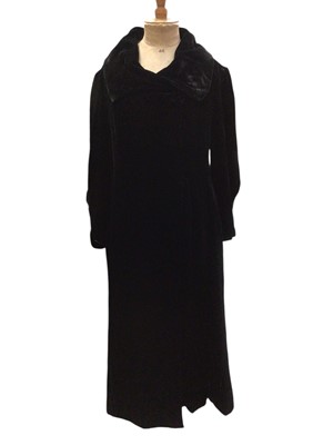Lot 2526 - Edwardian/1920s ladies' long black velvet coat with wide pleated sleeves, Bonwit Teller & Co Fifth Avenue New York New York label