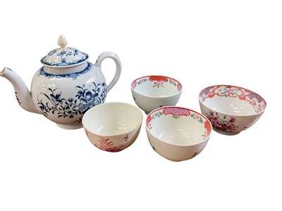 Lot 211 - 18th century Lowestoft Mansfield pattern teapot and cover, together with four 18th century tea bowls