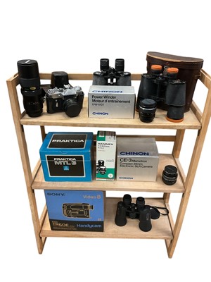 Lot 2857 - Group of assorted camera and accessories