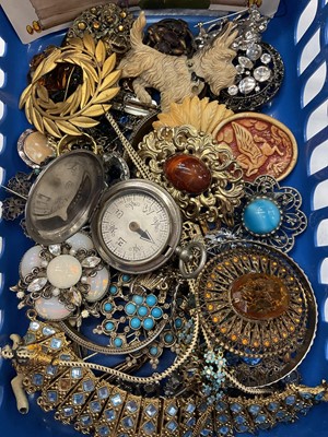 Lot 978 - Group of vintage costume jewellery and bijouterie